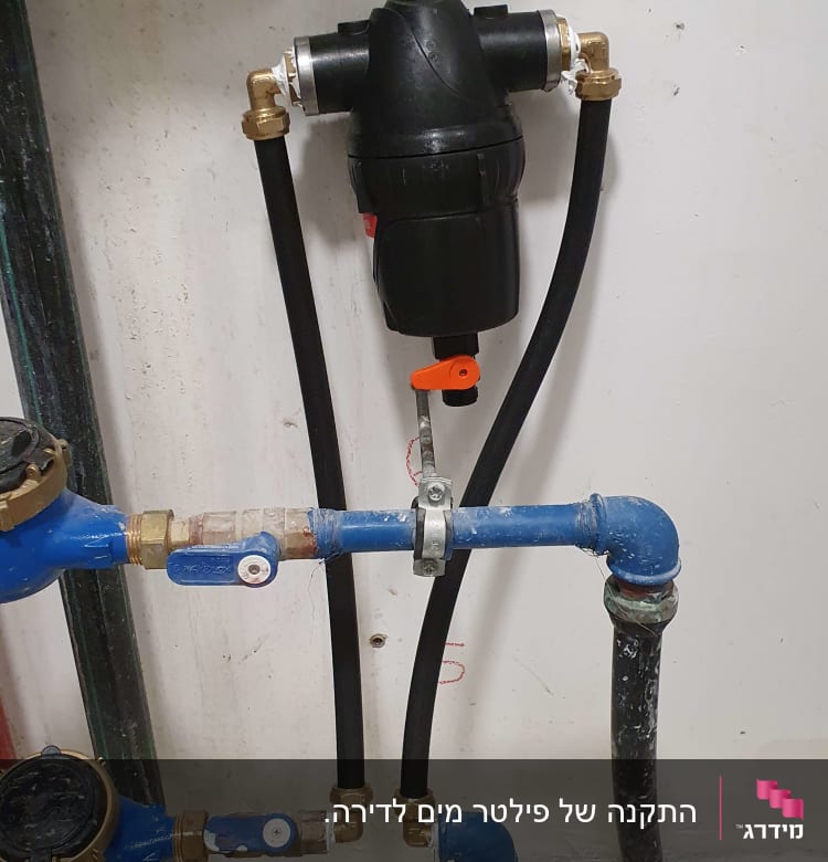 צנרת מים עם ברזים ומחברים על קיר